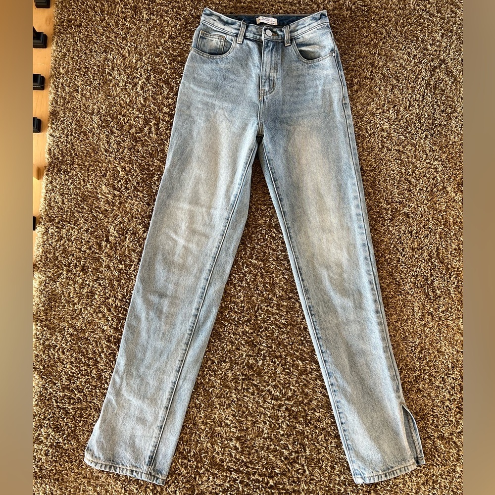 Redial jeans with slits